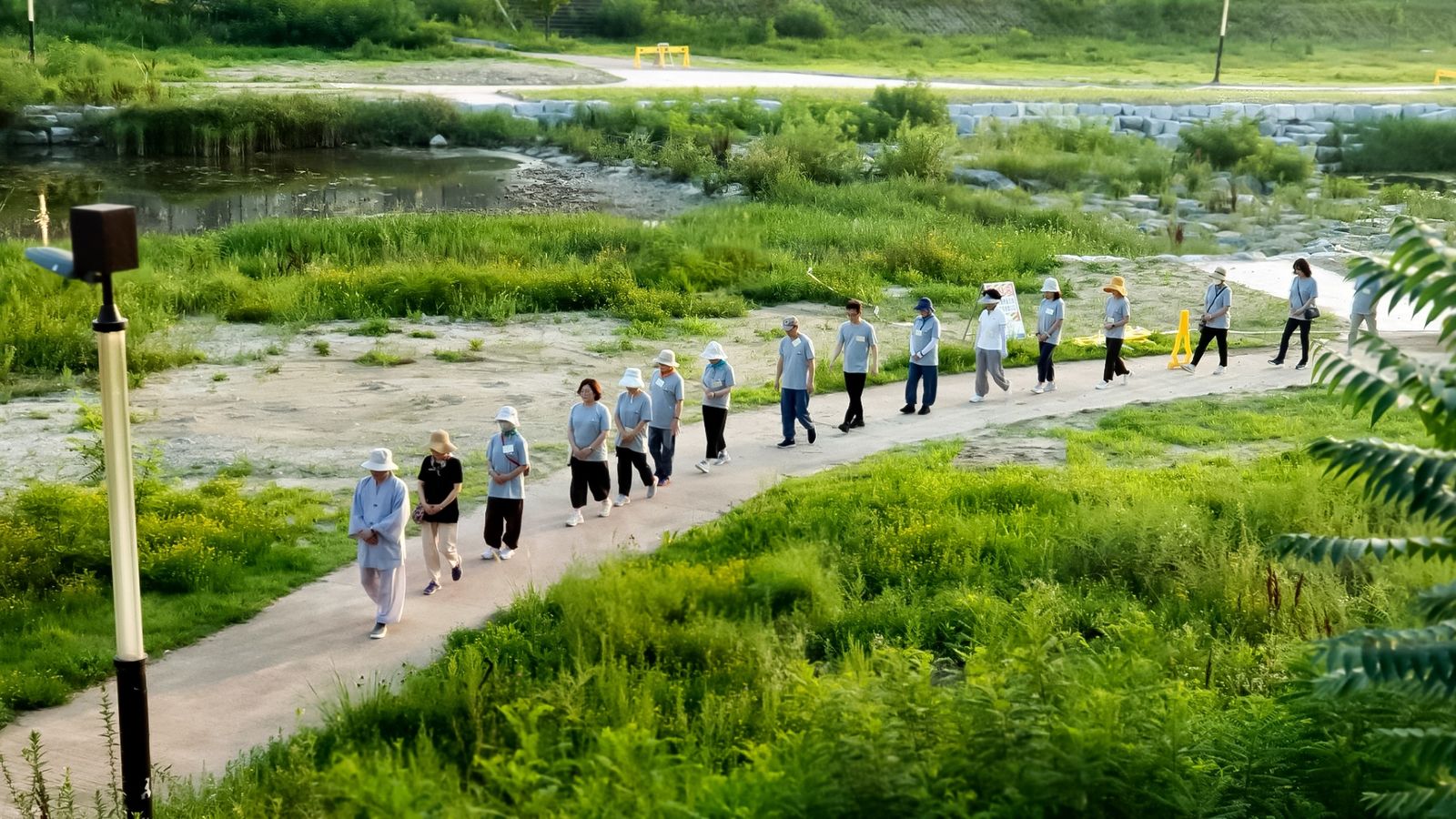 수련회에서 줄지어 걷기명상하는 대중