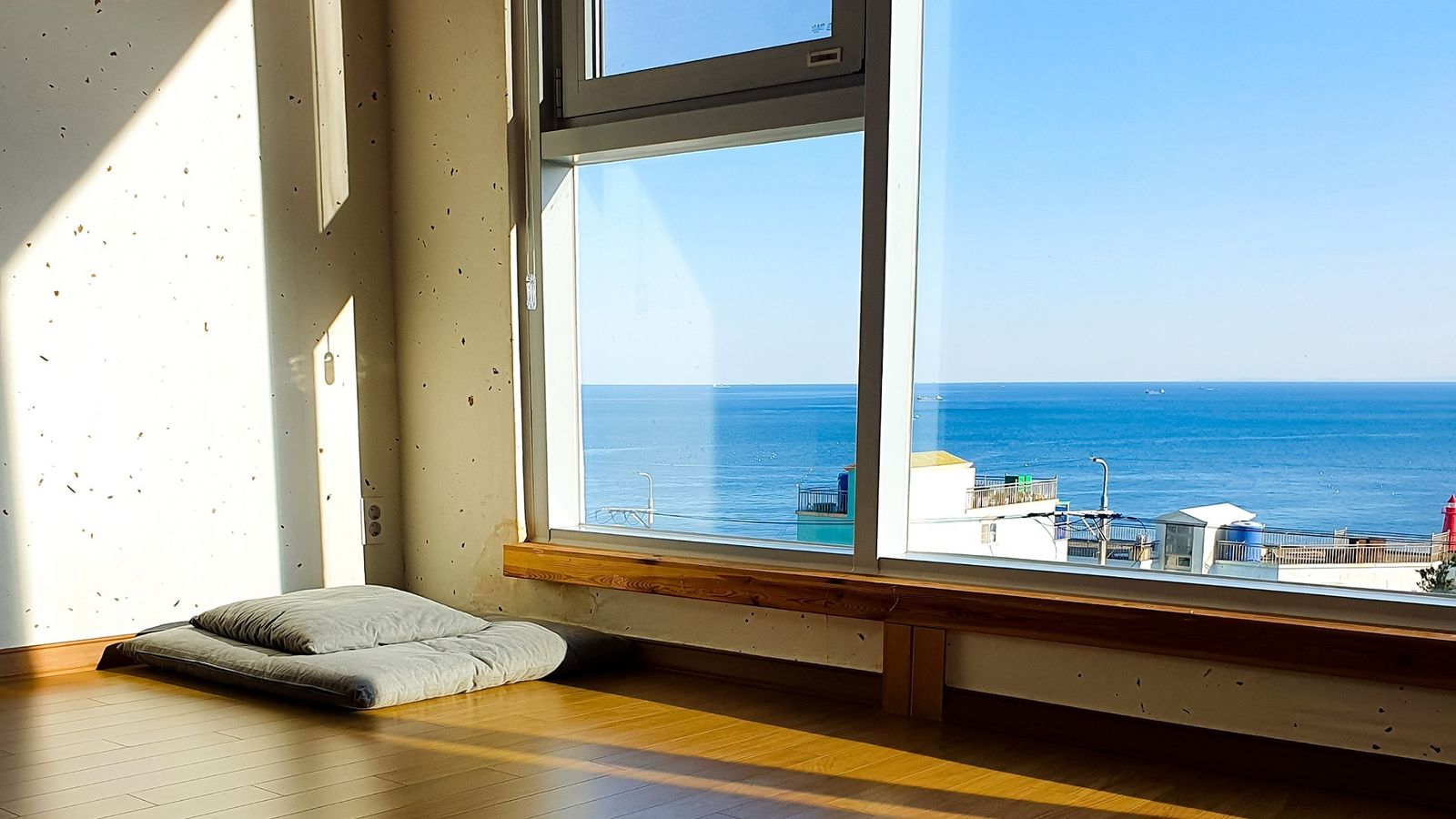 청사포 바다가 내려다보이는 명상실 창가와 좌복