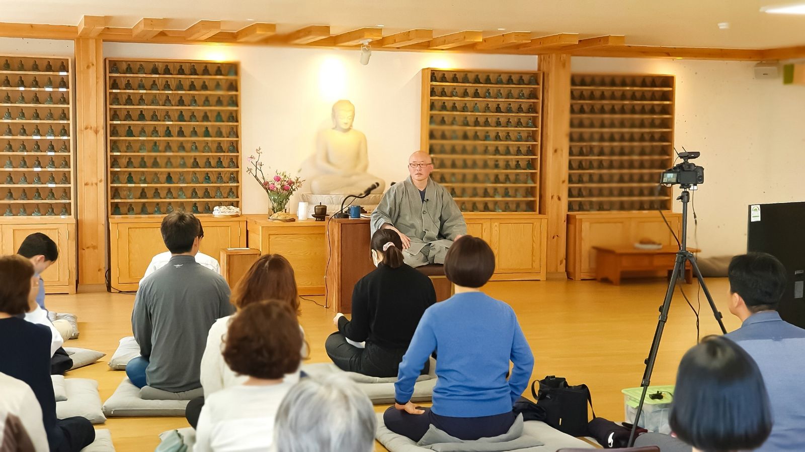 법당에서 법문하는 혜안스님과 대중